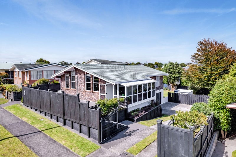 22 Nevada Drive, Merrilands, New Plymouth - Carousel 1
