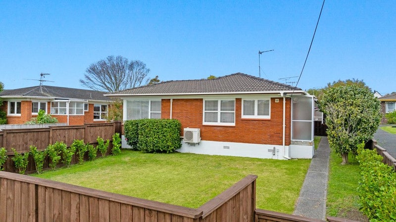 1/18 Shakespeare Road, Milford, Auckland - Carousel 1