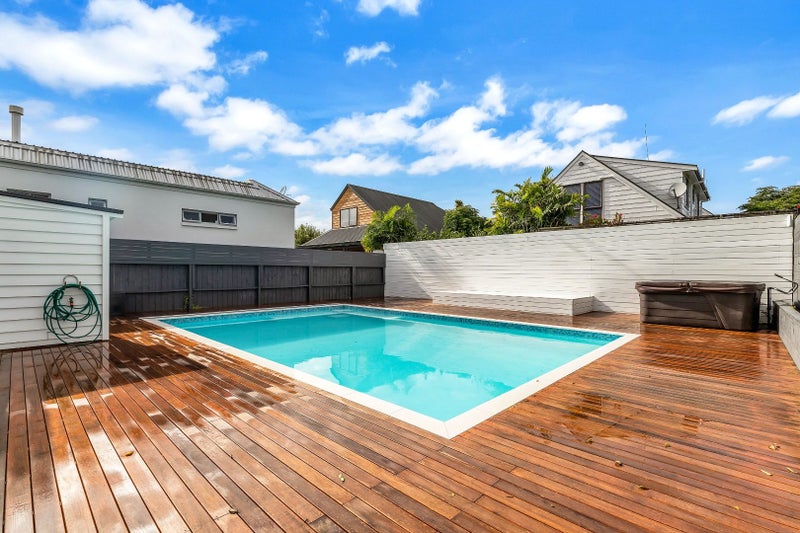 61 Wainui avenue, Point Chevalier, Auckland - Carousel 1