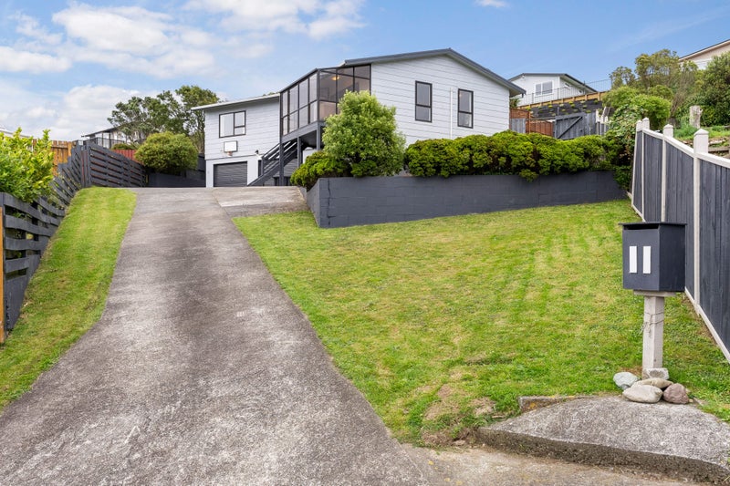 11 Sunhaven Drive, Newlands, Wellington - Carousel 2