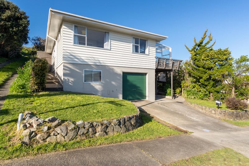 26 Gloaming Hill, Titahi Bay, Porirua - Carousel 1