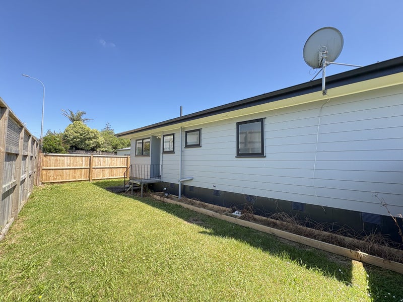 2/17 Landsdale Place, Massey, Auckland - Carousel 35