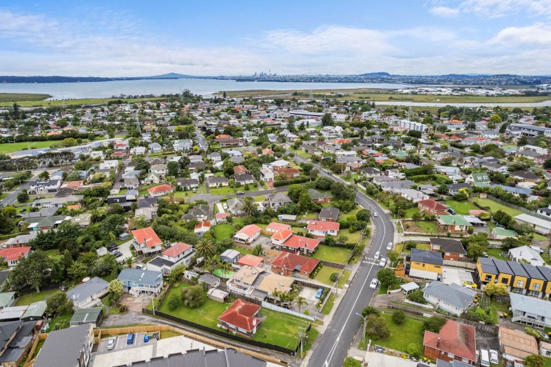 19 Vodanovich Road, Te Atatu South, Auckland - Carousel 30