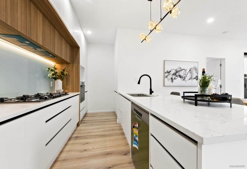 18 Hava place, Green Bay, Auckland - Carousel 2