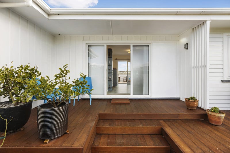 11 Diane Grove, Paparangi, Wellington - Carousel 2