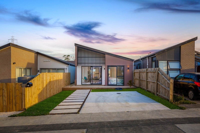 12 Taiororua Avenue, Massey, Auckland - Carousel 2