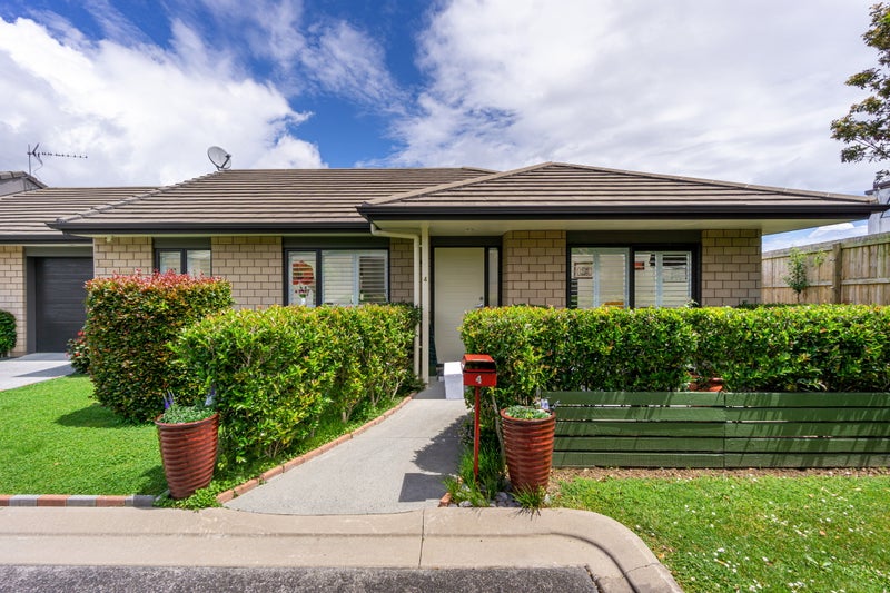 4 Royalle Mews, Botany Downs, Auckland - Carousel 1