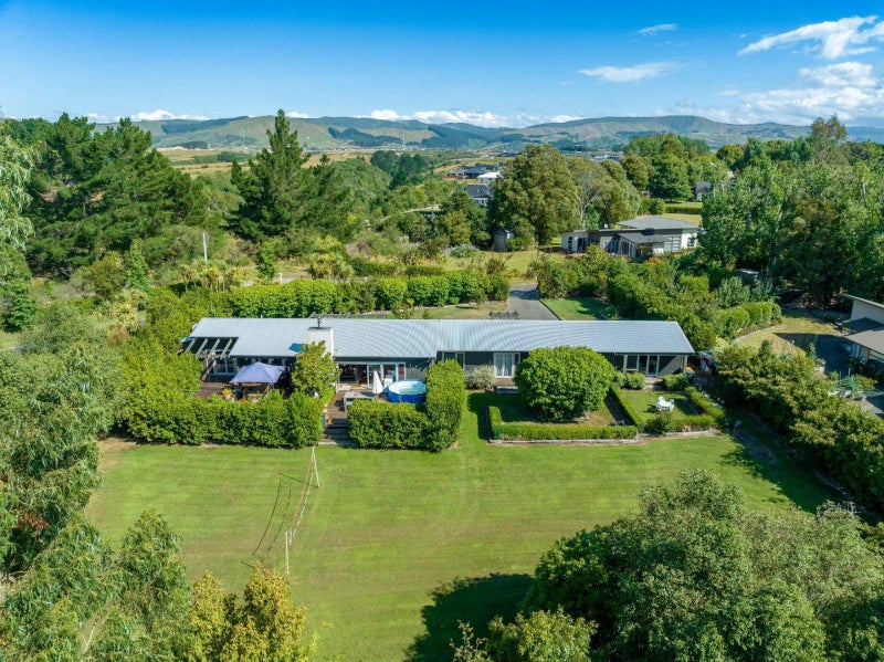 1 Holden Way, Fitzherbert, Palmerston North - Carousel 1
