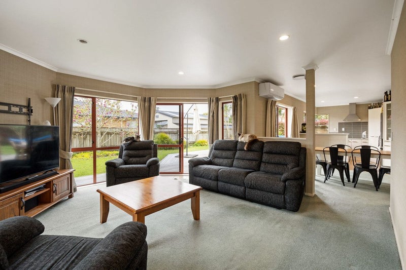 6 Bronte Place, Leamington, Cambridge - Carousel 2