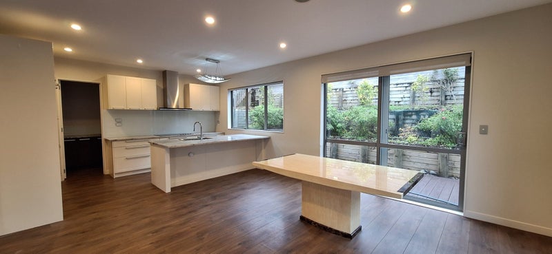 8 Bintulu Place, Fairview Heights, Auckland - Carousel 2