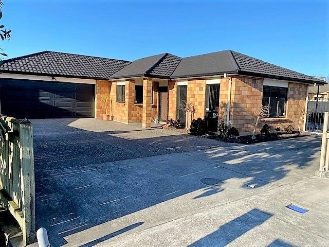 208 Frimley Oaks, Frimley, Hastings - Carousel 1