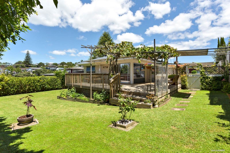 2/4 Noumea Place, Mairangi Bay, Auckland - Carousel 1