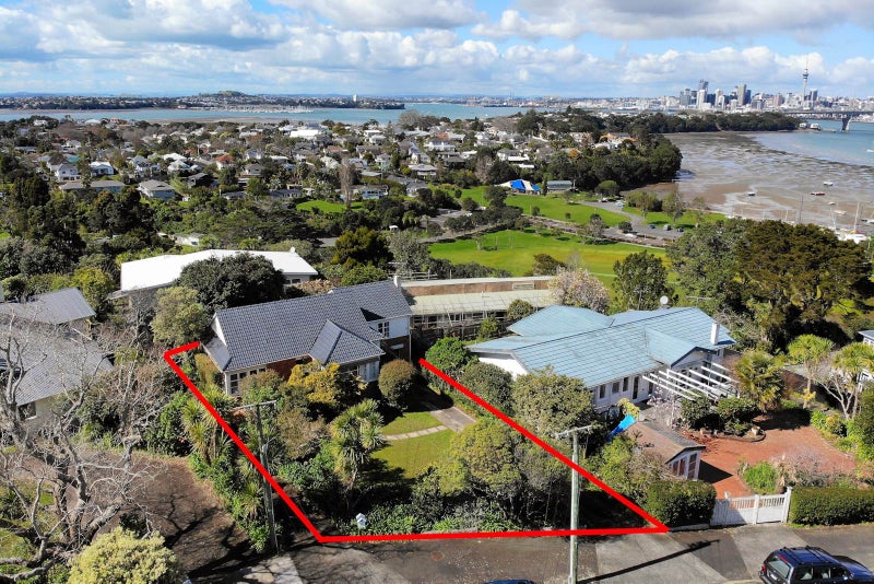 42 Seaview Avenue, Northcote, Auckland - Carousel 1