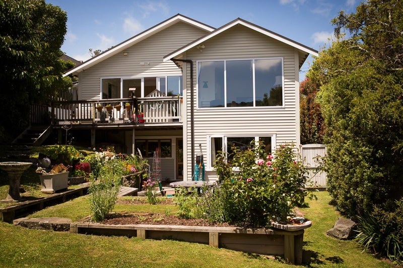 17 Ranui Crescent, Khandallah, Wellington - Carousel 1