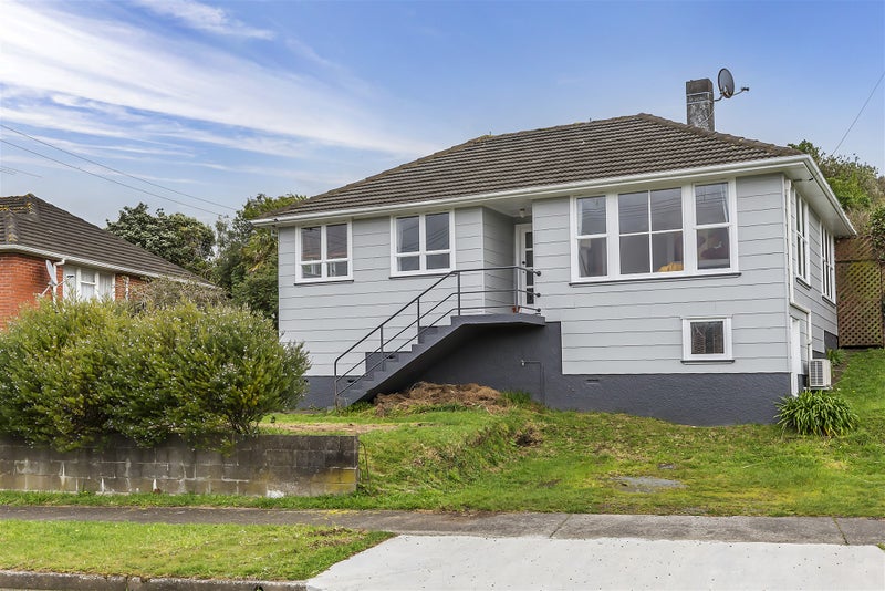 45 Davidson Crescent, Tawa, Wellington - Carousel 1