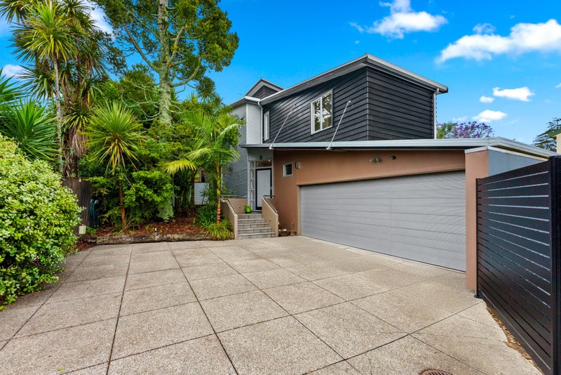 2/15 Totara Grove, Hillcrest, Auckland - Carousel 1