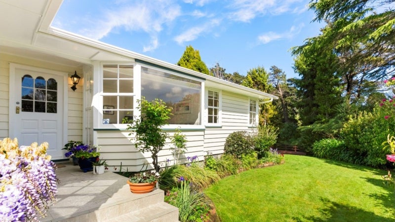 4 Freemans Way, Pinehaven, Upper Hutt - Carousel 1