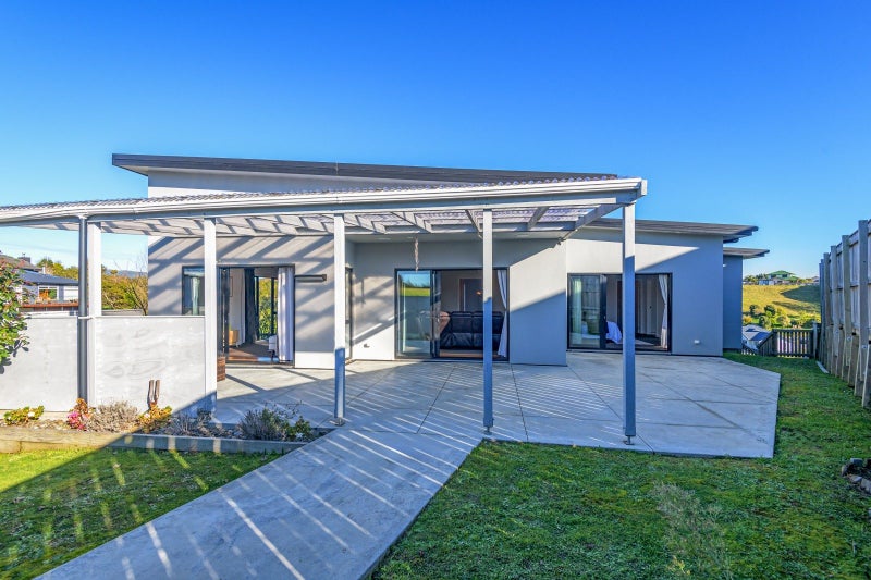 1 Vaucluse Heights, Fitzherbert, Palmerston North - Carousel 1