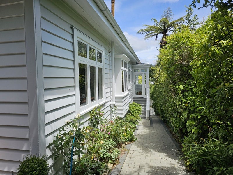 8 Newcombe Crescent, Karori, Wellington - Carousel 2