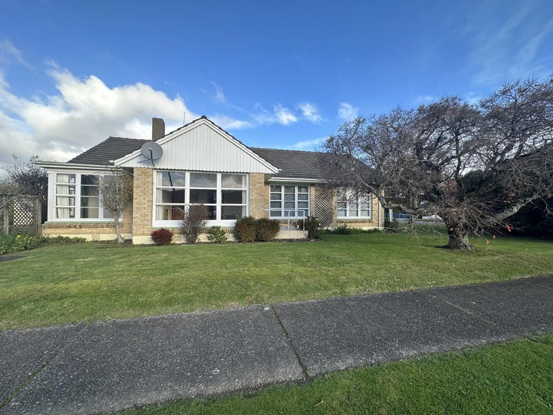 39 Fraser Crescent, Elderslea, Upper Hutt - Carousel 1