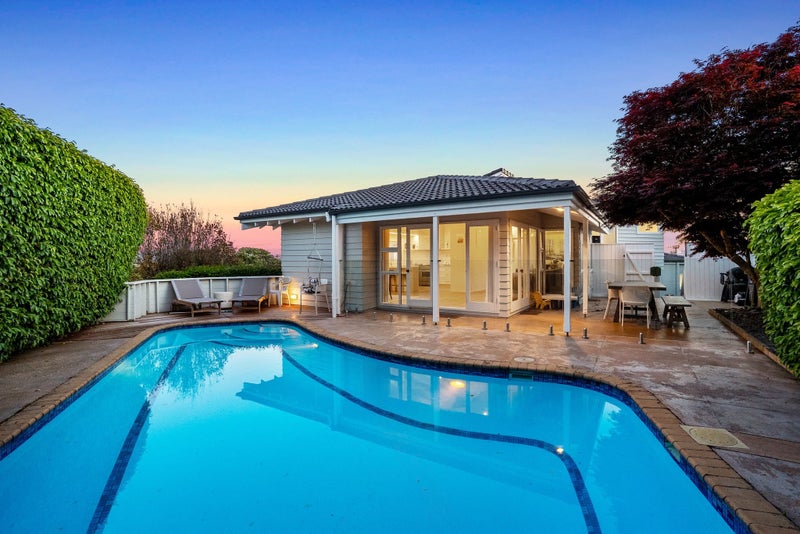 7 Parr Terrace, Castor Bay, Auckland - Carousel 2