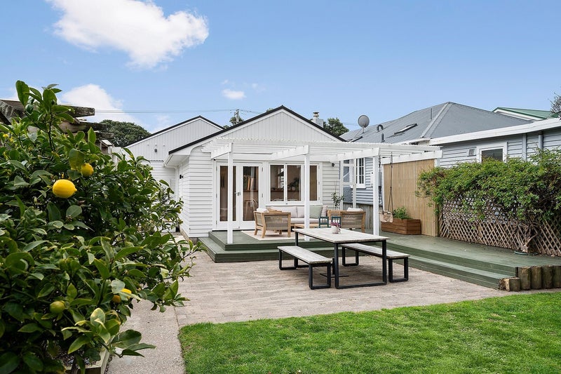 39 Tuatoru Street, Eastbourne, Lower Hutt - Carousel 1