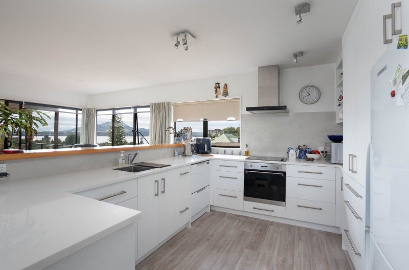 1 Scenic Heights, Acacia Bay, Taupō - Carousel 2