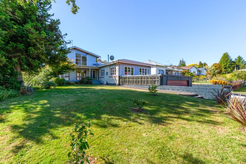 8 Hillview Crescent, Paparangi, Wellington - Carousel 1