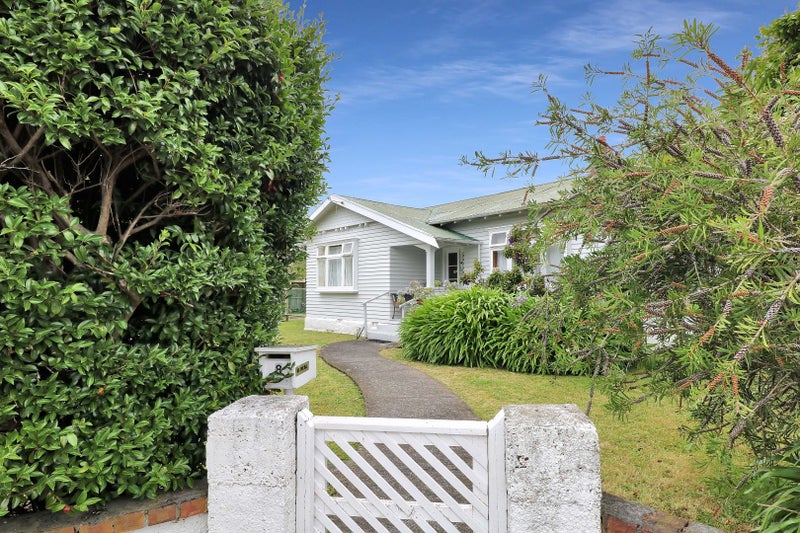 8 Junction Street, Fairfield, Lower Hutt - Carousel 1