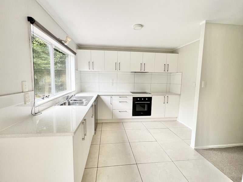 2/26 Richards Avenue, Forrest Hill, Auckland - Carousel 1