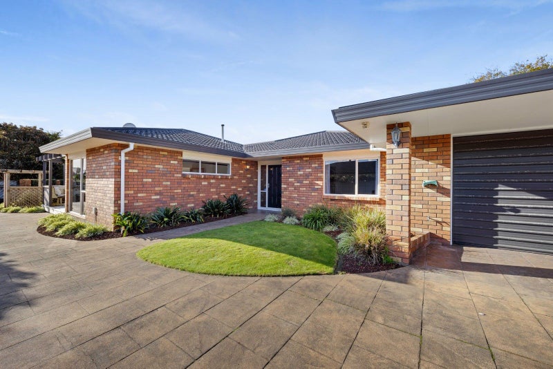 17D Kinross Drive, Merrilands, New Plymouth - Carousel 1