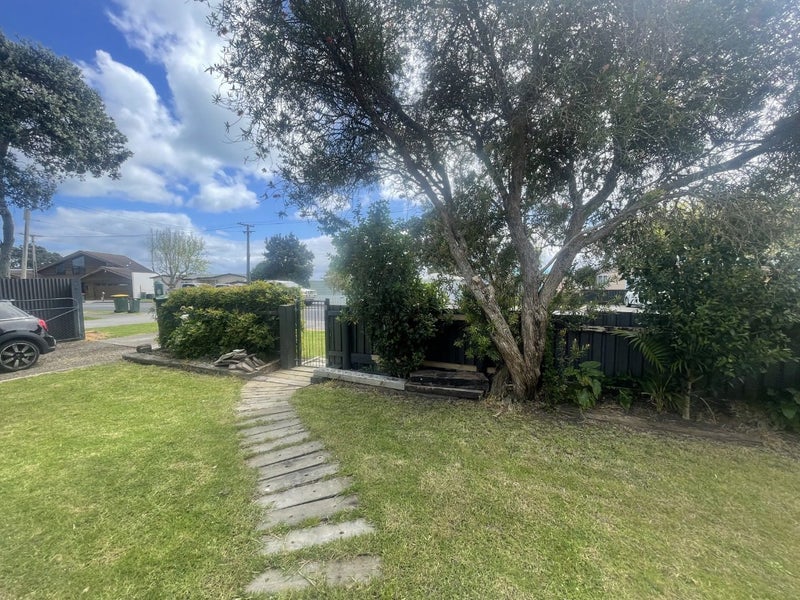 4 Hawke Crescent, Beachlands, Auckland - Carousel 2