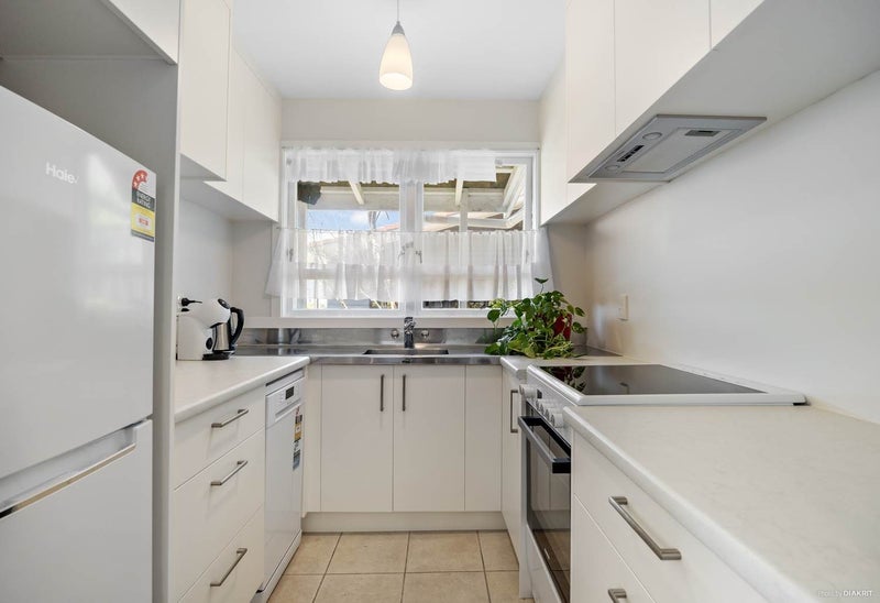 2/8 Geraldine Place, Kohimarama, Auckland - Carousel 2