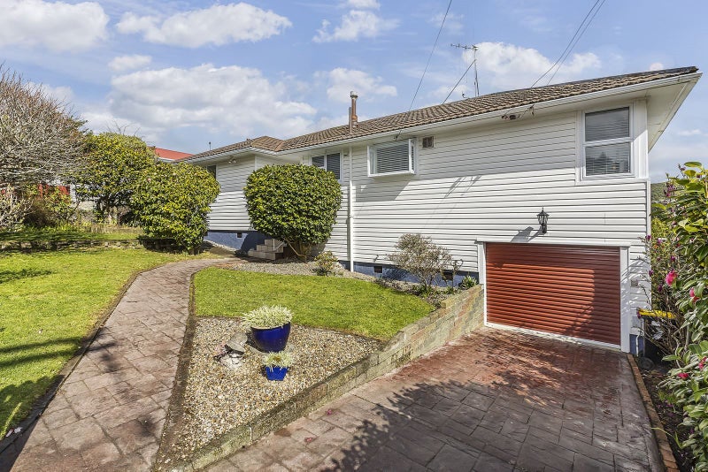 74 Taylor Terrace, Tawa, Wellington - Carousel 1