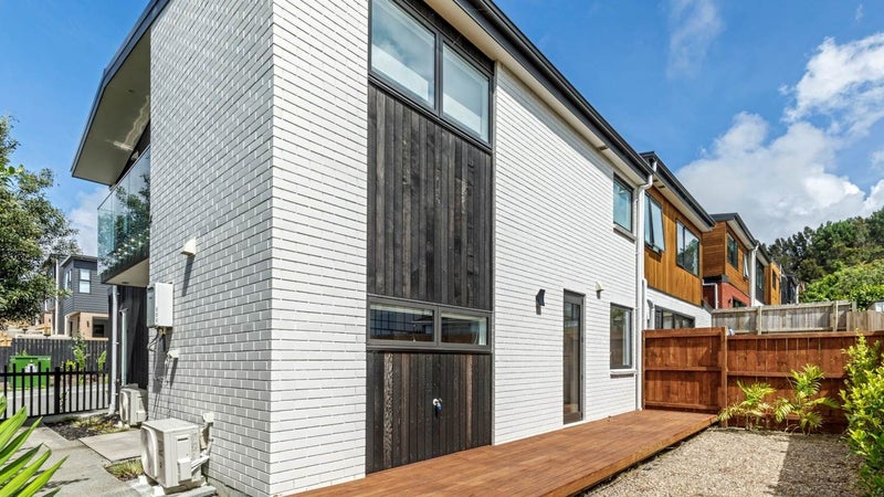 1 Milenio Crescent, Windsor Park, Auckland - Carousel 1