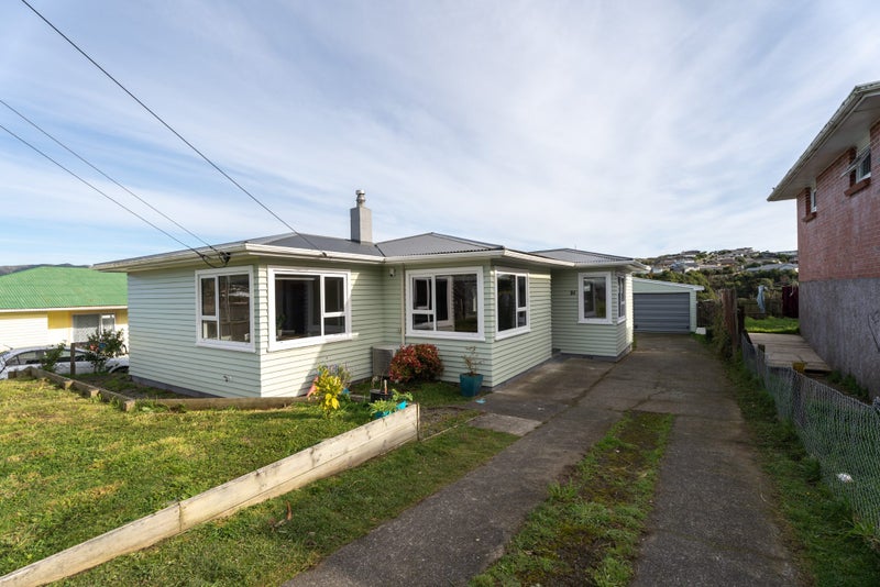 97 Castor Crescent, Cannons Creek, Porirua - Carousel 1