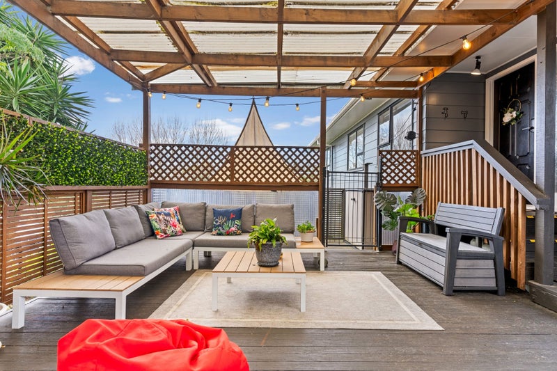 12 Landsdale Place, Massey, Auckland - Carousel 1