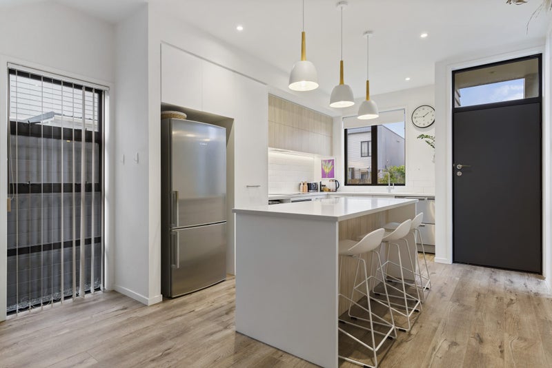 26 Tapuwae Way, Mangere Bridge, Auckland - Carousel 2