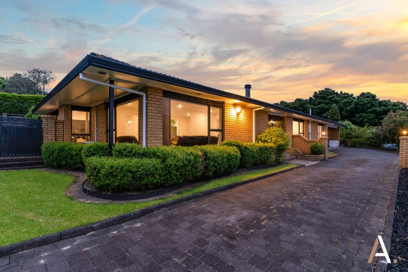 4 Kingsclere Place, Goodwood Heights, Auckland - Carousel 1