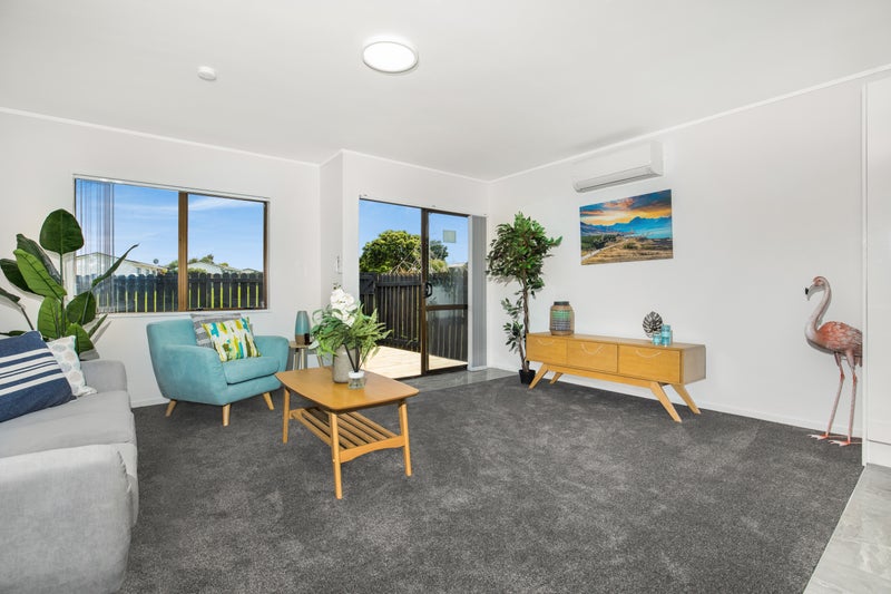 2/10 Maplesden Drive, Clendon Park, Auckland - Carousel 1