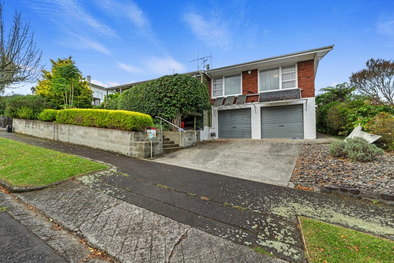 22 Sutton Crescent, Hillcrest, Hamilton - Carousel 1
