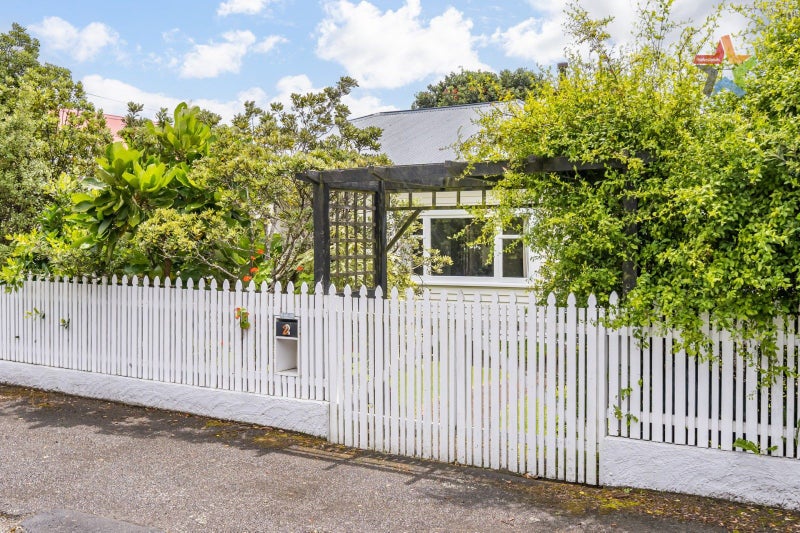 2 Puriri Street, Eastbourne, Lower Hutt - Carousel 1