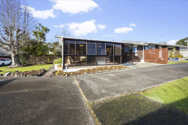 1/8 Mannering Place, Hillcrest, Auckland - Carousel 2