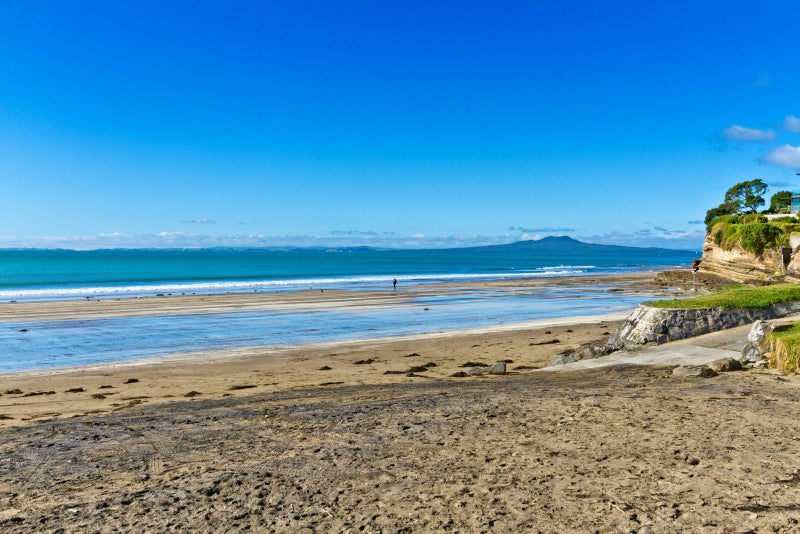 2/2 Kiteroa Terrace, Rothesay Bay, Auckland - Carousel 1