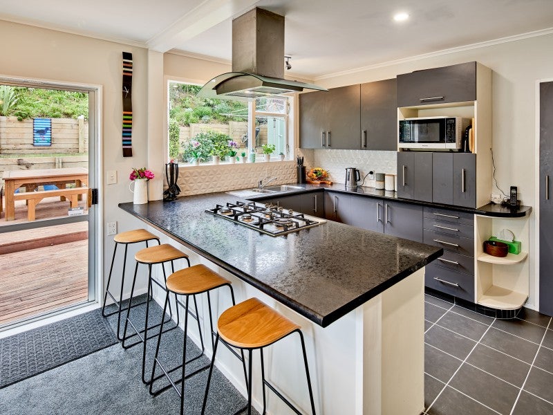 113 Taylor Terrace, Tawa, Wellington - Carousel 2