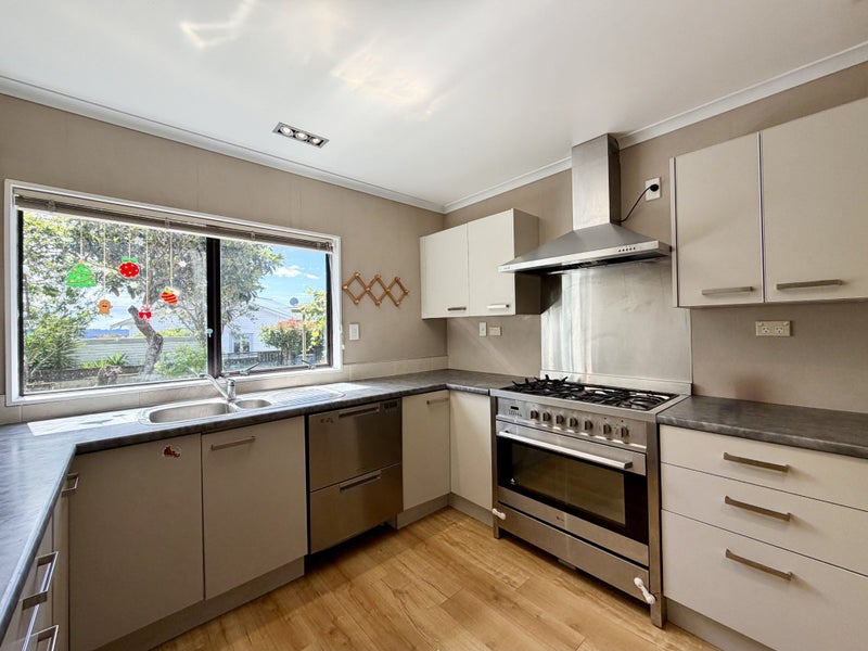 1/136 Sunset Road, Unsworth Heights, Auckland - Carousel 2