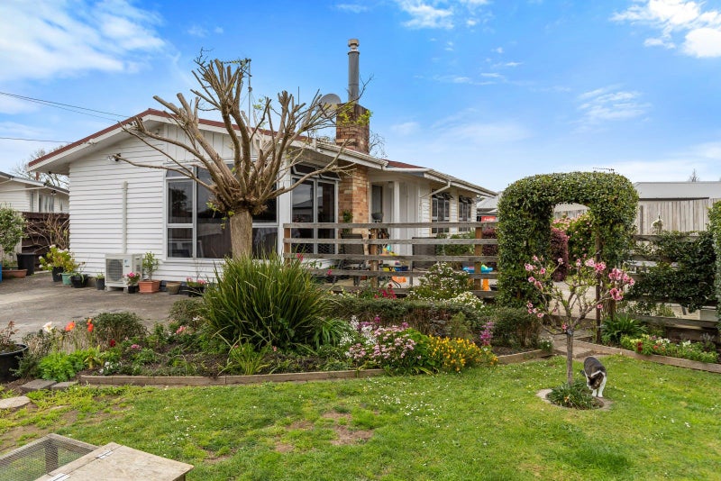 9 Mahana Road, St Andrews, Hamilton - Carousel 1