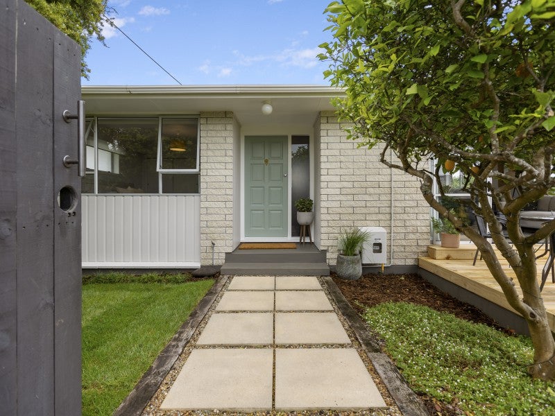 21 York Crescent, Westown, New Plymouth - Carousel 2