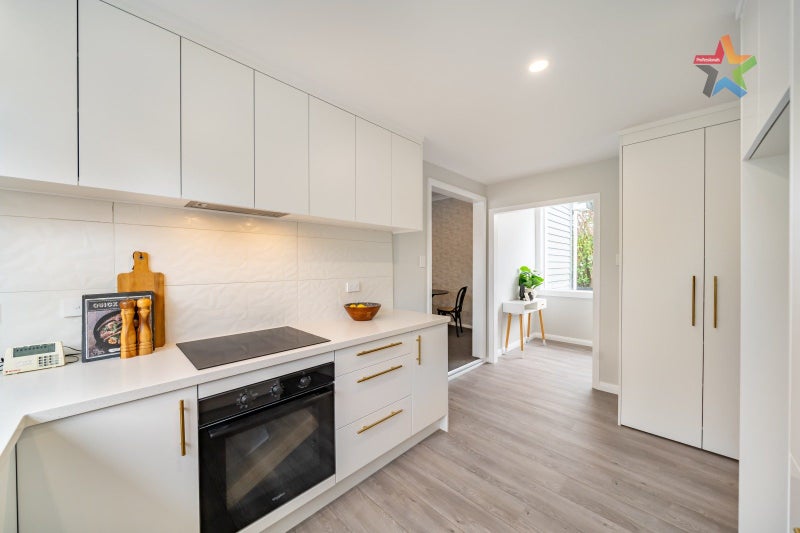 8 Golf Road, Manor Park, Lower Hutt - Carousel 2