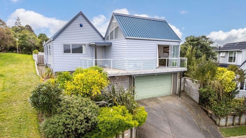 3 Lone Tree Grove, Kelson, Lower Hutt - Carousel 1